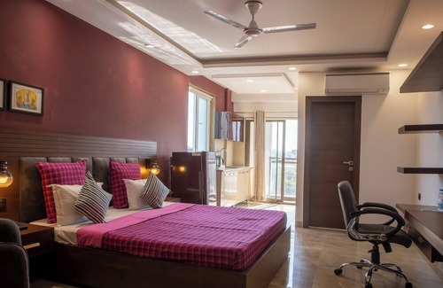 DLF Phase 3 Bed & Breakfast | Studio Apartment with balcony near DLF Cyber City
