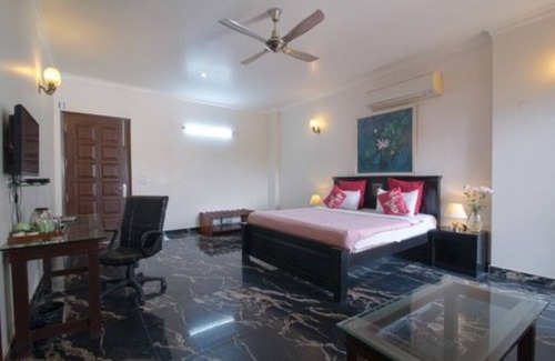 Sushant Lok Bed & Breakfast | Studio Apartment with kitchen and balcony near Huda City Metro, Gurgaon