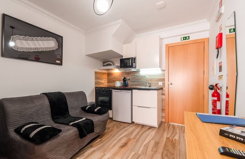 Peniche de Cima Apartment | Studio C/Private Courtyard 2 minutes from Peniche Beach