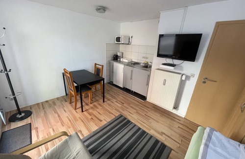 Fuldabruck Apartment | Studio-Budget-Private Bathroom-Street View-Studio 1 Bett EG