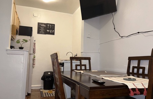 Bedford Park Apartment | Studio fast wifi/ Netflix subway very close.