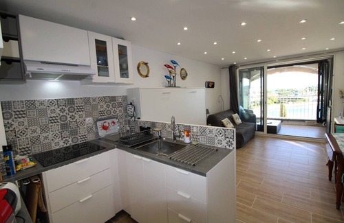 Port Cogolin Apartment | Studio for 2 people with a view of the marina in Cogolin