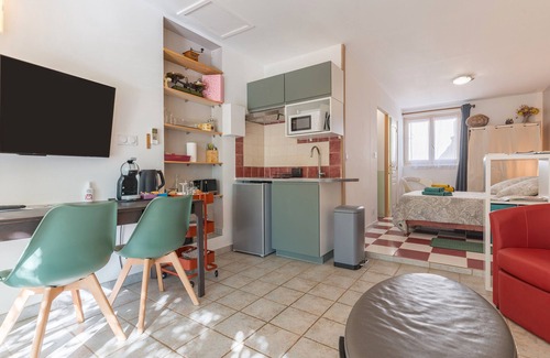 Lambesc Apartment | Studio 'La Dolce Vita' with Shared Pool, Wi-Fi, and Air Conditioning