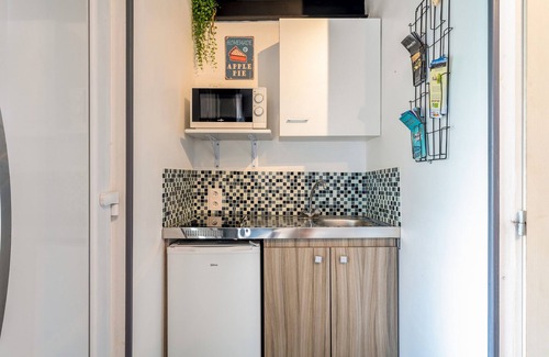 Taillades Apartment | Studio 'Luberon' with Mountain View, Wi-Fi and Air Conditioning