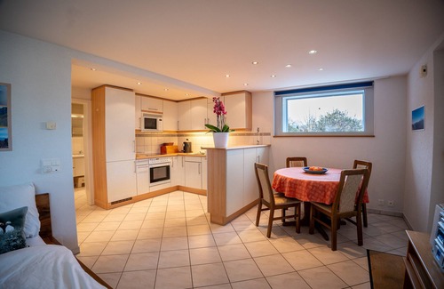 Spiez Apartment | Studio mit Küche für 2 Personen 5-10 Min. zum See und 1 Min. zur Bushaltestelle