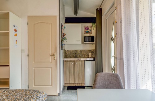 Taillades Apartment | Studio "Olivier" with Mountain View, Wi-Fi and Air Conditioning