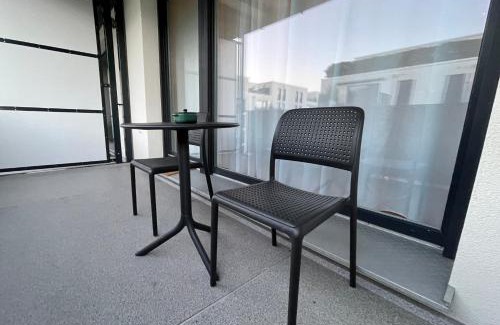 Offenbach am Main Apartment | Studio Stevie Nicks I Workplace I 24in Screen I Kitchen I PS4