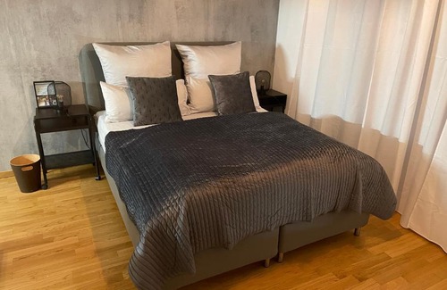 Offenbach am Main Apartment | Studio Stevie Nicks I Workplace I 24in Screen I Kitchen I PS4