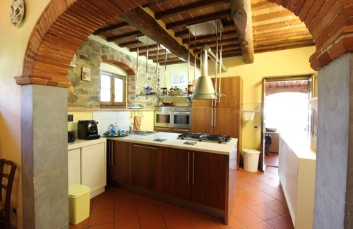 Civitella in Val di Chiana Villa | Stunning private villa for 16 people with WIFI, private pool, TV and pets allowed, close to Arezzo