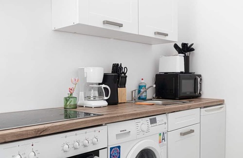 Wahring Apartment | Stunning 1BR Apt. near AKH Building for Everyone