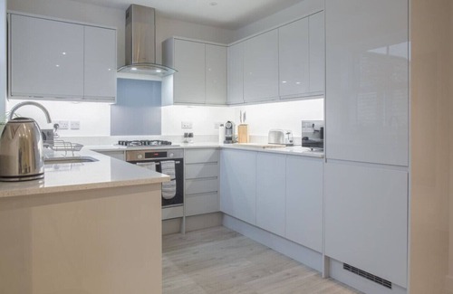 Cheltenham House | Stunning 2 Bed with Private Patio and Free Parking