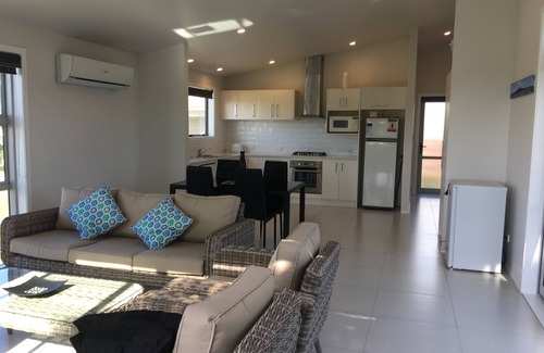Ohope House | stunning 2 bedroom 2 bathroom holiday home with a kiwiana caravan for extra beds