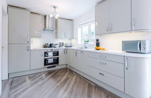 Binley House | Stunning 3 Bedroom House Coventry