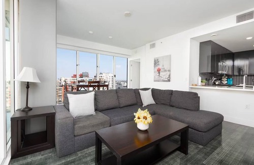 Downtown Los Angeles Apartment | Stunning 3BR High-Rise Apartment with Pool, Spa & Rooftop Views