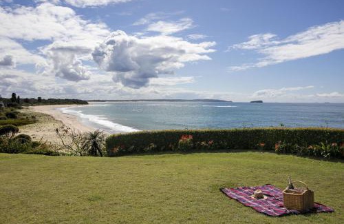 Noraville House | Stunning 4-Bed -Aloha Beach Front Beauty Noraville