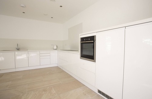 Challaborough House | Stunning 4 bedroom beach house with hot tub and sunbathing roof terrace