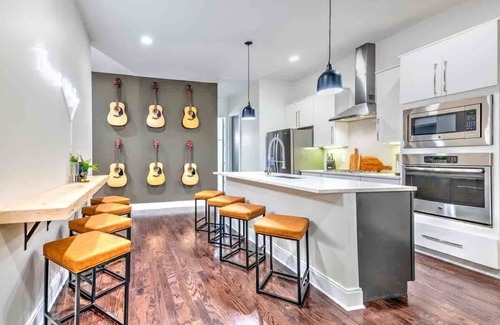 Edgehill House | Stunning 4BR Gulch Home w/16 Beds! Skyline Views!