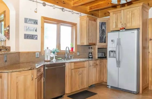 Sevierville Cabin | ❤️ Stunning 5 Acre Lake Cabin, Community Pool ❤️