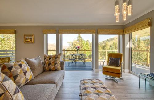 Crianlarich Ski Chalet | Stunning 5 star lodge with loch and mountain views