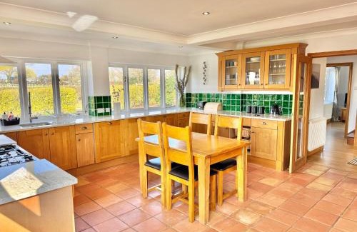 New Forest District House | Stunning 7 Bedroom Escape Near New Forest and Beach - Large Garden - Serene Setting - Sleeps 14