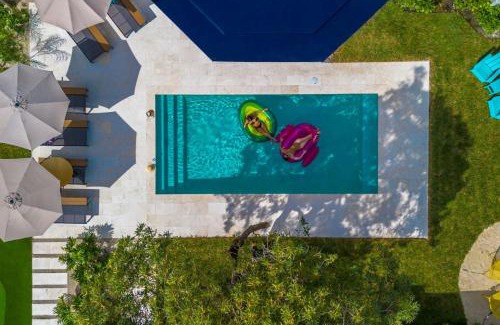 Golden Glades Villa | Stunning 8 bedroom Villa with Pool Basketball Pickleball BBQ Mini-golf and more