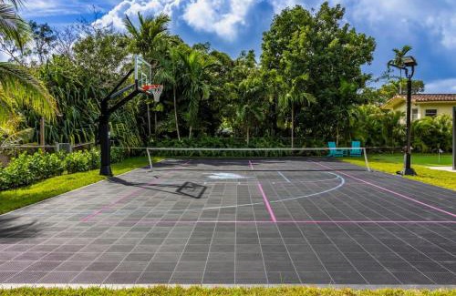Golden Glades Villa | Stunning 8 bedroom Villa with Pool Basketball Pickleball BBQ Mini-golf and more