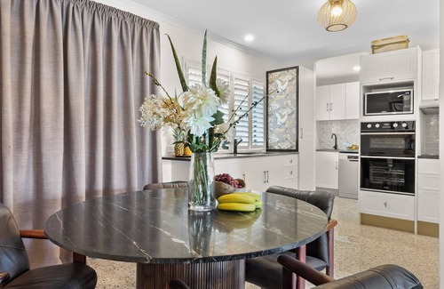 West Mackay Apartment | Stunning Art Deco Apartment Inner City Mackay Close to Airport and Hospital
