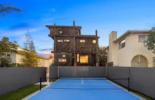Bay Park Villa | Stunning Bay Views with Pickleball and Hot Tub