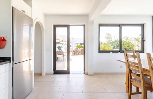 Urbanizacion Famara House | Stunning beach view, heated pool, perfect house for comfort and relaxation