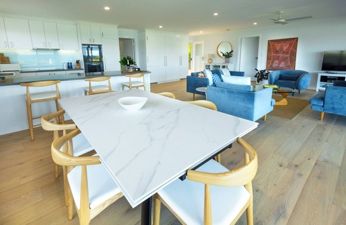 Emu Bay House | Stunning beachfront home - Pet friendly