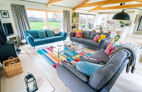 Ely House | Stunning Celebration Eco Cottage Sleeps 10 with River Views, Ely