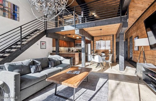 Vail House | STUNNING CREEKSIDE MOUNTAIN RETREAT IN VAIL - Steps from Vail Bus