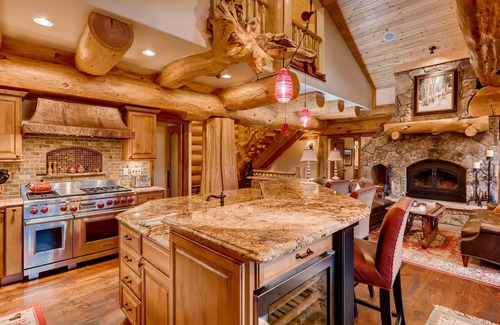 Baldy Mountain House | STUNNING custom log home, 4 en-suites, amazing views, hot tub, pool table!