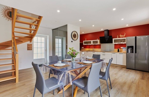 Creances House | Stunning villa for 4 guests with WIFI, TV, terrace and pets allowed