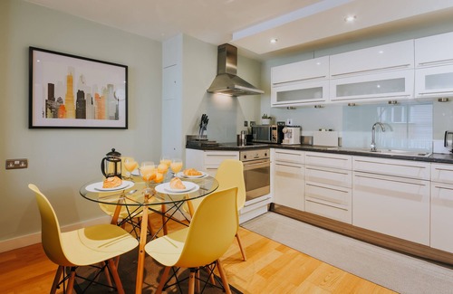 Newquay City Centre Apartment | Stunning Garden Apt, Newly Refurbished & Parking - 5 mins walk to the beach!