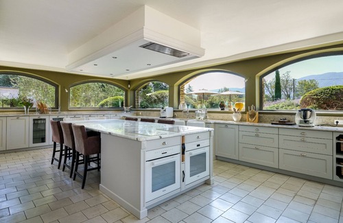 Oppede House | Stunning grand house for 16, views of the Luberon, heated pool, air conditioning