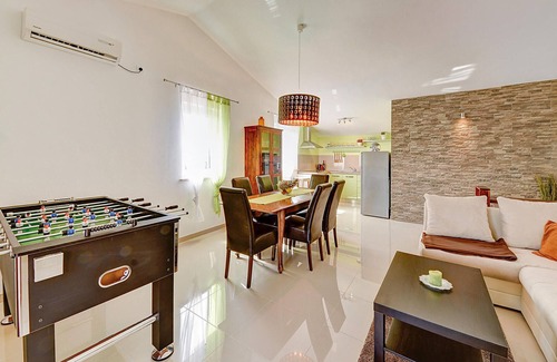 Barbariga House | Stunning home in Betiga with kitchen