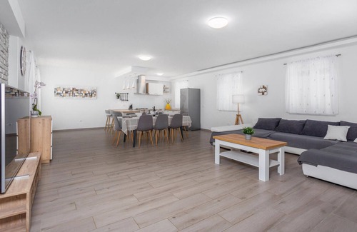 Kras House | Stunning home in Kras with WiFi