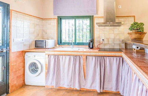 Ubrique House | Stunning home in Ubrique with kitchen