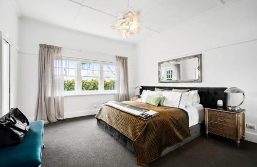 Williamstown Apartment | Stunning home - Walk to beach