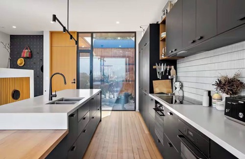 West Hobart House | Stunning home with Breathtaking Views. Perfect for big groups and families!