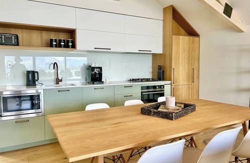 Wanaka Apartment | Stunning Lake View Apartment #1 - 2 minutes walk to Lake & Town