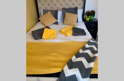 Wyken House | Stunning Large 4 Bedroom - Coventry