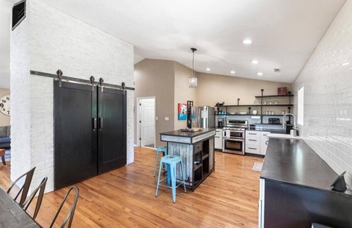 Fox Glenn House | Stunning Large Getaway with HOT TUB