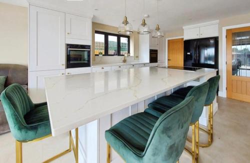 South Benfleet House | STUNNING LARGE GROUP 5 Bedroom House