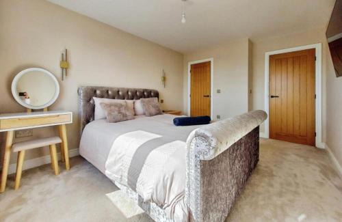 South Benfleet House | STUNNING LARGE GROUP 5 Bedroom House