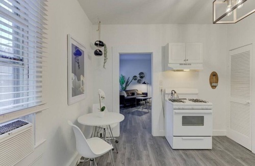 Central Gardens Apartment | Stunning Memphis` Neighborhood-Guest House Retreat