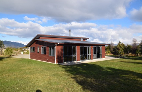 Lake Hawea House | Stunning mountain views