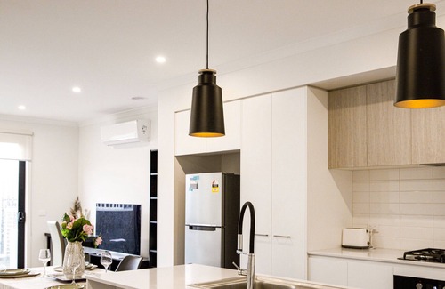 Carrum Downs House | Stunning new built 3-story house near Seaford beach