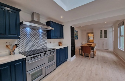 New Quay House | Stunning New Quay House, Dog-Friendly, Sleeps 10, with Convenient Parking for Perfect Getaways